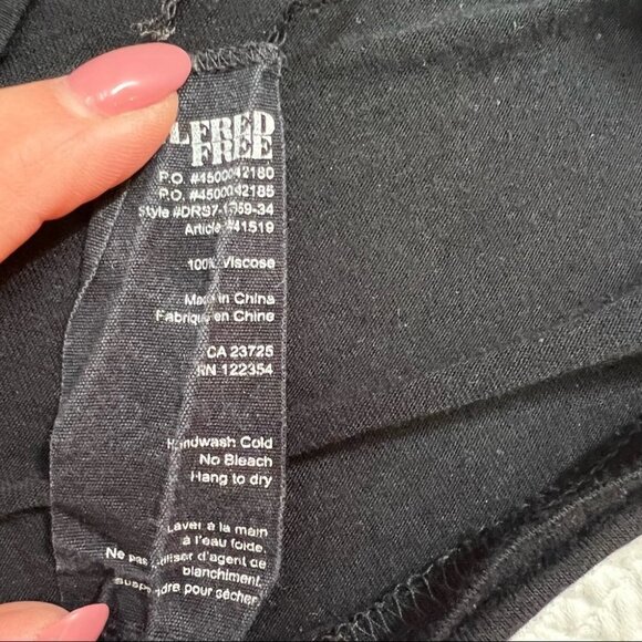 Aritzia Wilfred🖤LIBRE T-Shirt Short Skeeve V-Neck Black XS - Picture 11 of 12